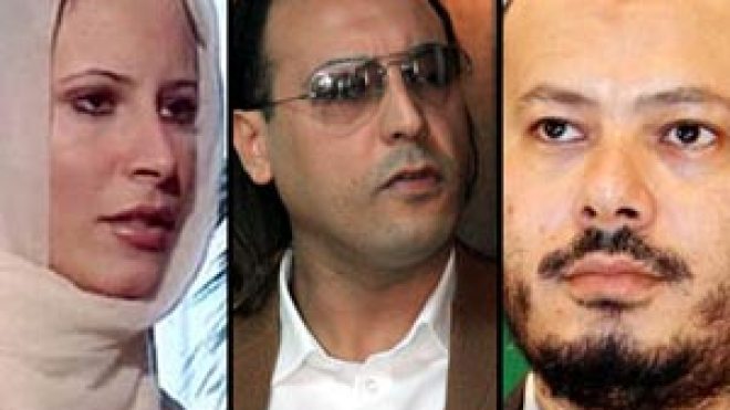 الجزائر تغلق حدودها مع ليبيا وطائرة خاصة تنقل عائلة القذافي إلى العاصمة