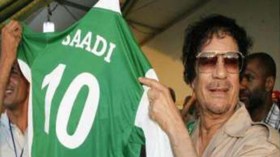 القذافي كان يكره “الفيفا” ويحب إيفرتون وخلّد اسم شافيز في ملعب بنغازي