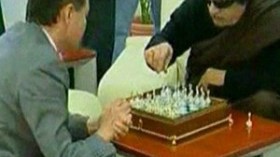 القذافي مختبئ في النهر الصناعي العظيم وصور الشطرنج مفبركة