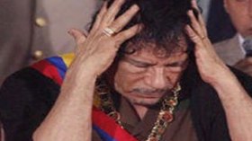 القذافي يفجر مخزن أسلحة ببن غازي وقواته تتجه إلى الزاوية