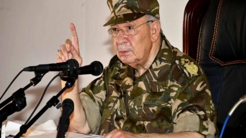 قايد صالح يشيد بالتفاف الشعب حول الجيش