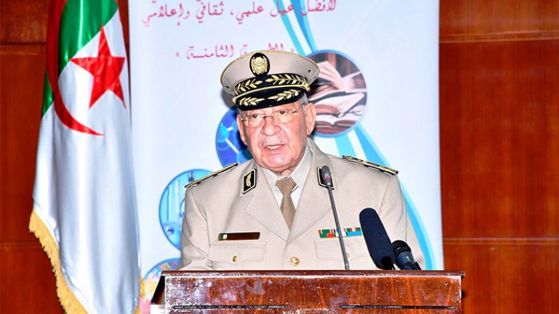 قايد صالح: رفع الجزائريين للعلم الوطني رد قوي على العصابة وأذنابها