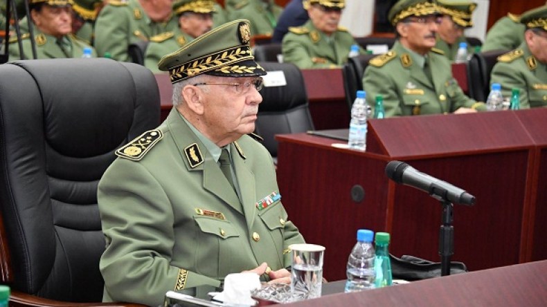 قايد صالح يزور المدرسة متعددة التقنيات ببرج البحري