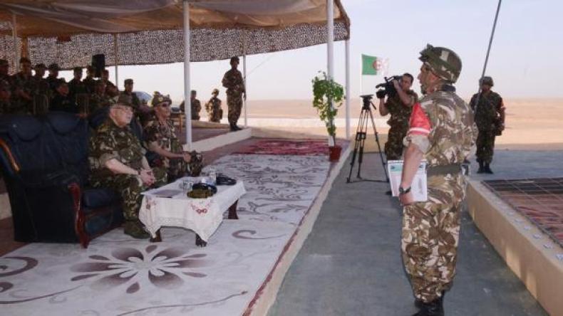 الجيش يناور عسكريا قرب الحدود مع ليبيا