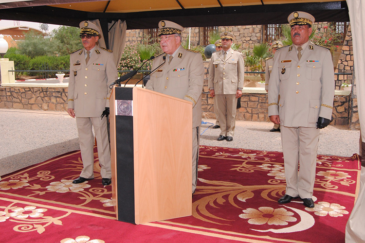 Gaïd Salah installe le nouveau chef de 6e région militaire et appelle à la cohésion