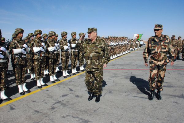 Gaïd Salah inspecte les forces déployées sur les frontières