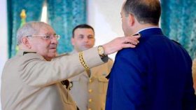 بوتفليقة يواصل الغياب للعام الثالث وقايد صالح ينوب عنه في تقليد الرتب