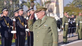 الفريق ڤايد صالح يزور الناحية العسكرية الرابعة