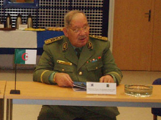Le général major Ahmed Gaid Salah à Oran pour expliquer le plan visant l’éradication du terrorisme