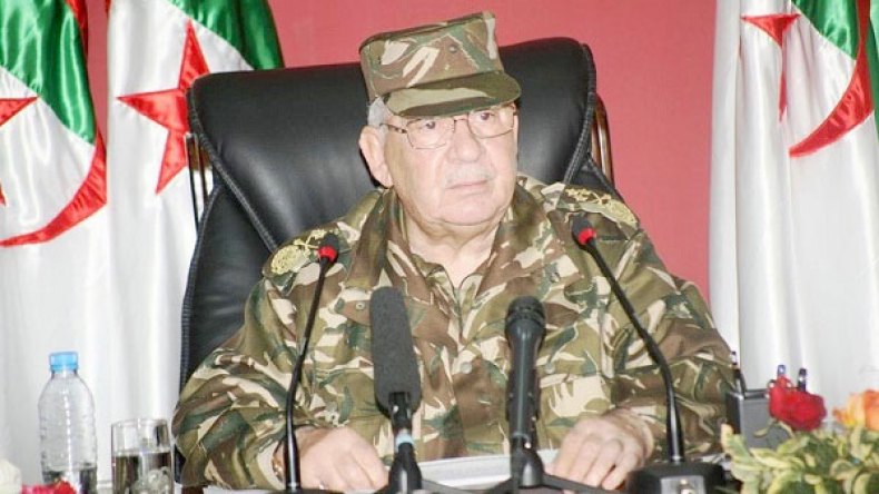 قايد صالح: عليكم بمواصلة جهود مكافحة بقايا فلول الإرهاب