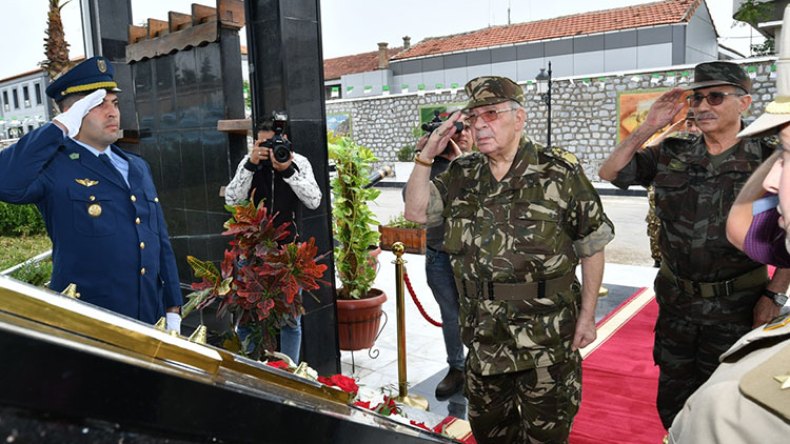 قايد صالح: لا مكان لمسك العصا من الوسط إما مع الجزائر أو مع أعدائها