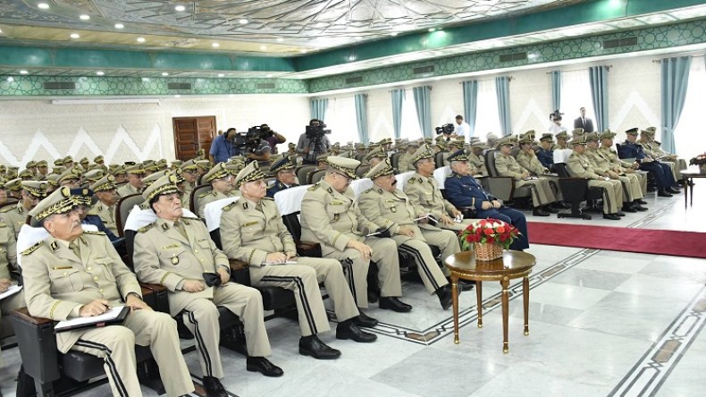 قايد صالح يدعو العسكريين للالتزام بضوابط المهنة