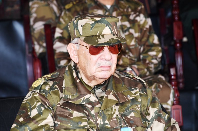 Gaïd Salah:”Les éléments de l’Armée doivent faire montre de parfaite maîtrise du matériel moderne”