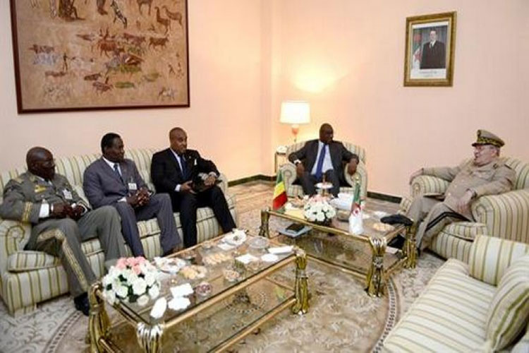 Gaïd Salah s'entretient avec le ministre malien de la Défense