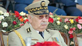 قايد صالح يسلّم جائزة الجيش لأفضل عمل علمي وثقافي وإعلامي لسنة 2014