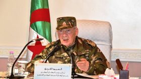 Gaïd Salah:”Certaines parties persistent à scander des slogans tendancieux”