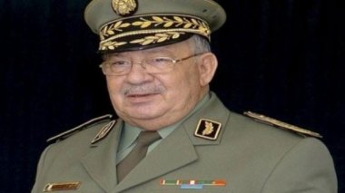 Le général de corps d'Armée Gaïd Salah reçoit l’envoyé de Macron