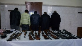 أسلحة نارية وذخيرة حربية للبيع في محلات لعب الأطفال