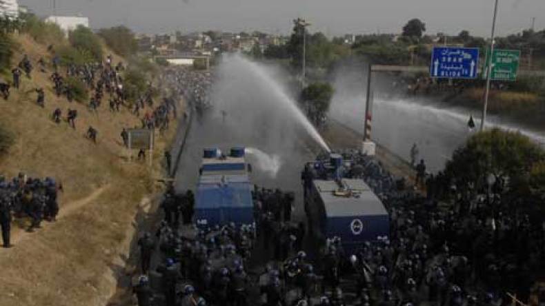 “إصابات وكدمات كانت على وجه وكتف والدي قبل دفنه”