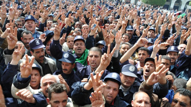الحرس البلدي يحتجون ضد العهدة الرابعة بالبويرة