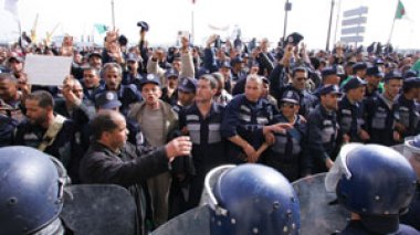 Thousands of municipality guards protest in Algiers