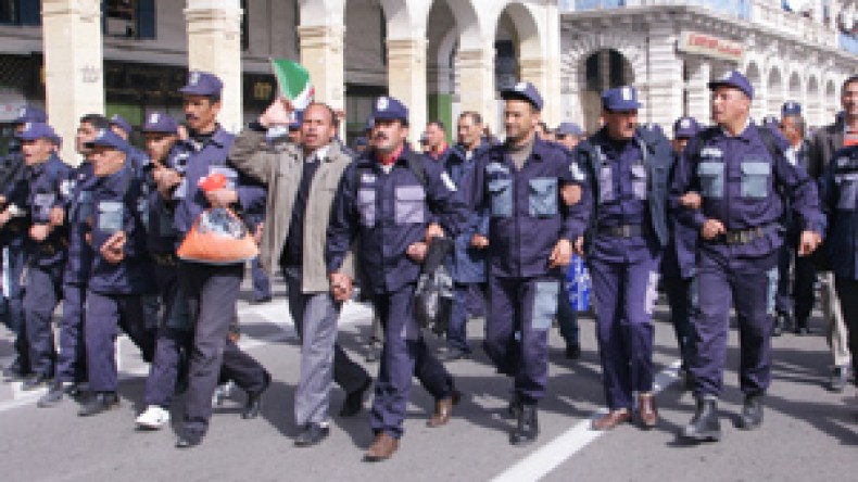 الحرس البلدي “يحتلون” ساحة الشهداء مجددا