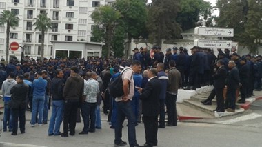 Les  gardes républicains autour de la Présidence