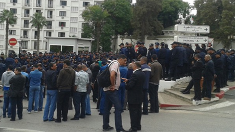 Les  gardes républicains autour de la Présidence