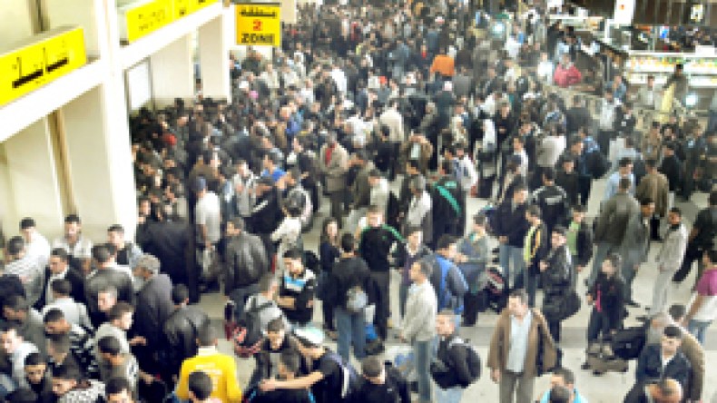أمواج بشرية في المحطات و بعض الناقلين يرفعون الأسعار