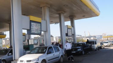 Petrol stations overwhelmed by anxious drivers pending the march of February 12