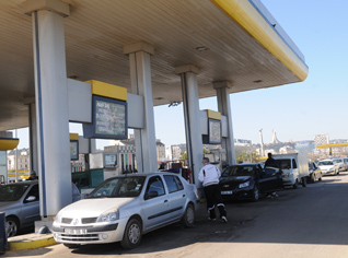 Petrol stations overwhelmed by anxious drivers pending the march of February 12