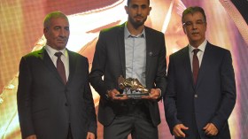 قاسمي يتوج بجائزة الحذاء الذهبي في حفل بهيج