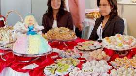 عاملات يطلقن مناصبهن “مؤقتا” لكسب أرباح “الحلويات” في الصيف