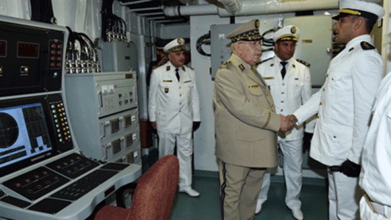 قايد صالح يفتش القوات البحرية