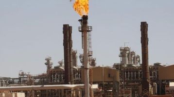 النفط بالفعايل والزلط بالوجوه!