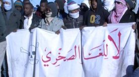 محتجون يخرجون في مسيرة ضد الغاز الصخري بورقلة