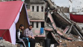 فلسطينيون يقيمون في مدارس وحاوياتٍ باردة ولا حديث عن إعادة الإعمار