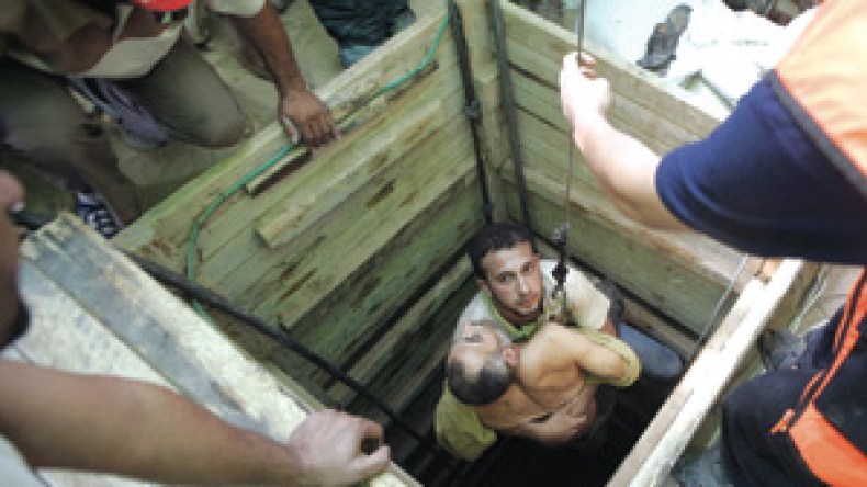 مصر تذبح الفلسطينيين بجدار فولاذي وسكان غزة يموتون جوعا