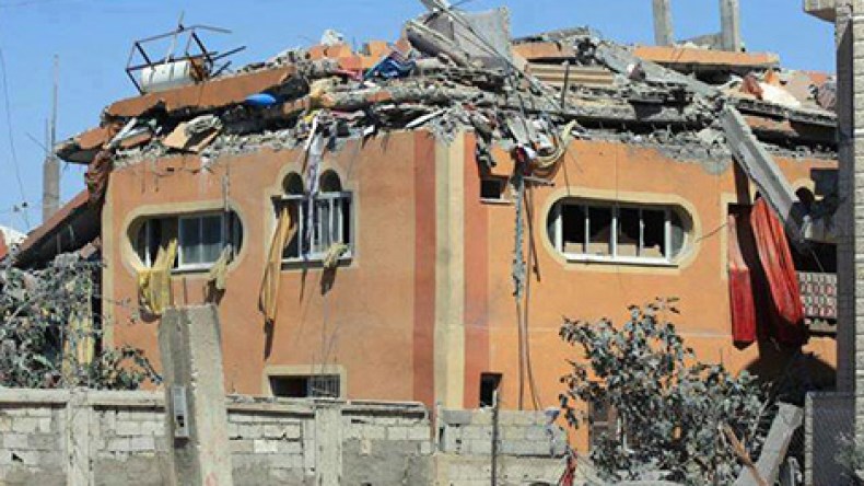 إسرائيل تقتل أما حاملا وطفلتها وتسوى منازل بالأرض