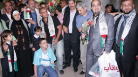 وصول الطائرة الجزائرية المقلة لـ”وفد الحرية” واستقبال حاشد بمطار الجزائر الدولي