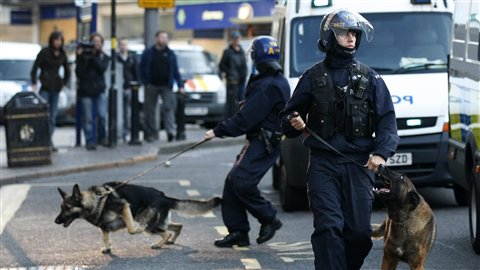 Grande-Bretagne: des émeutiers ont tiré sur la police