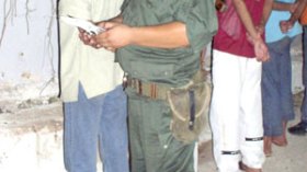 توقيف “160 ضابط مزيف” تورطوا في عمليات نصب وإحتيال