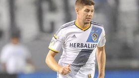 جيرارد يساعد نازحي سوريا على طريقته