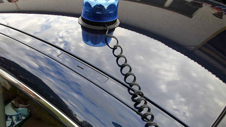 مهووس بالقضاء يضع “الجيروفار” بسيارته ويربط علاقات مع مسؤولين كبار