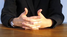 لحركات اليد عند المرأة أسرار.. فماهي؟