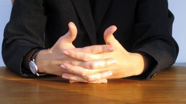 لحركات اليد عند المرأة أسرار.. فماهي؟