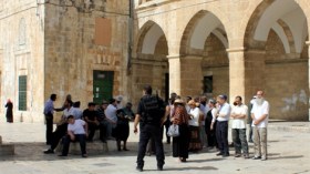 مستوطنون متطرفون يقتحمون باحات المسجد الأقصى