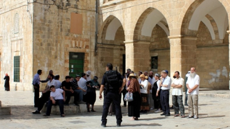 مستوطنون متطرفون يقتحمون باحات المسجد الأقصى