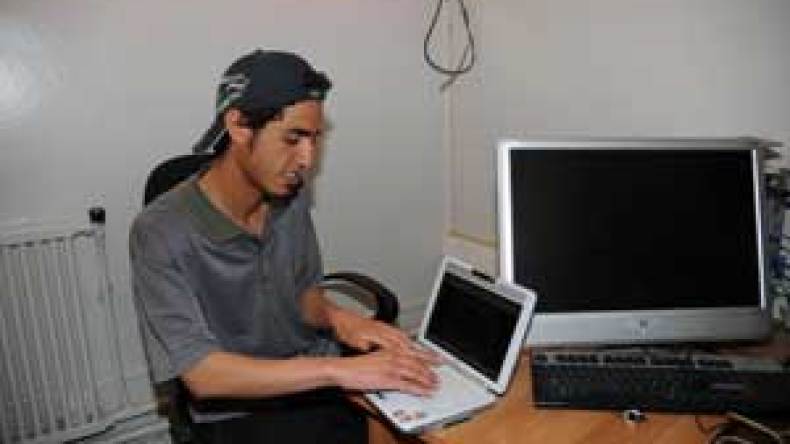 جزائري يخترع شريطا إخباريا ضوئيا من 3 آلاف سطر