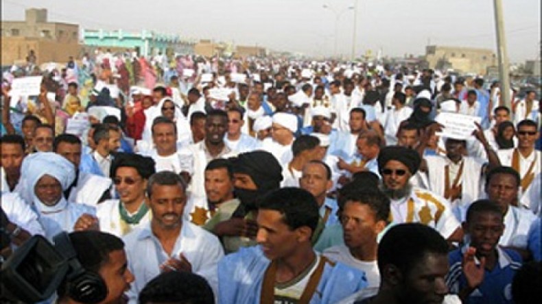 آلاف الموريتانيين يطالبون بإعدام كاتب مقال متهم بالكفر